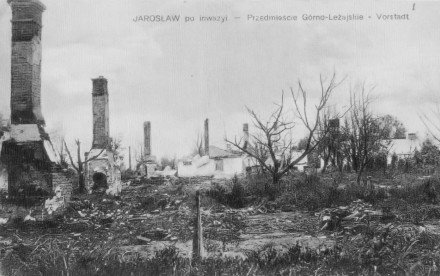 Jaroslav, smutné panorama války, z domů zbyly jen komíny. Jaroslav, smutné panorama války, z domů zbyly jen komíny.